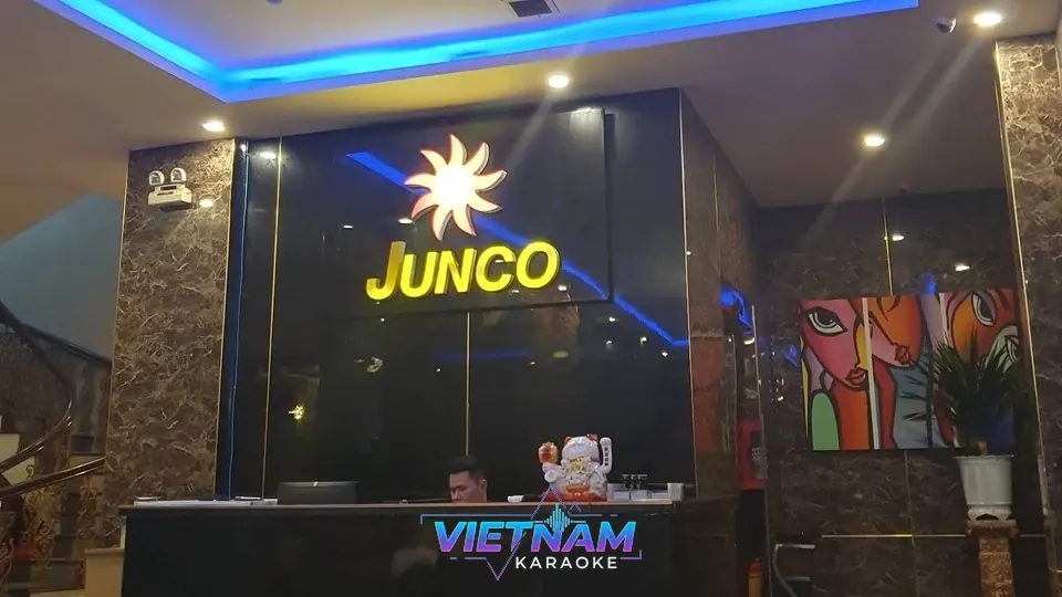 다낭 준코 가라오케 입구와 간판