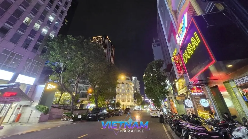 호치민 두바이 가라오케 입구와 간판