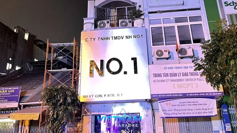 호치민 넘버원 가라오케 건물 외관