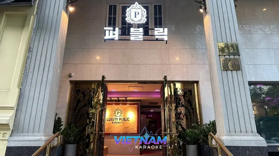 호치민 퍼블릭 가라오케 입구와 간판